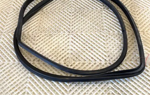 Toyota Avensis T270 Rubber seal front door (on door)
