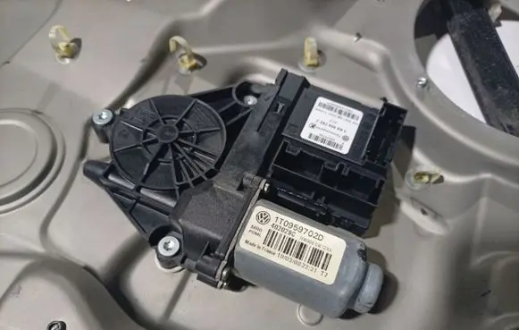 Skoda Octavia Mk2 (1Z) Front door window regulator motor 1T0959702D
