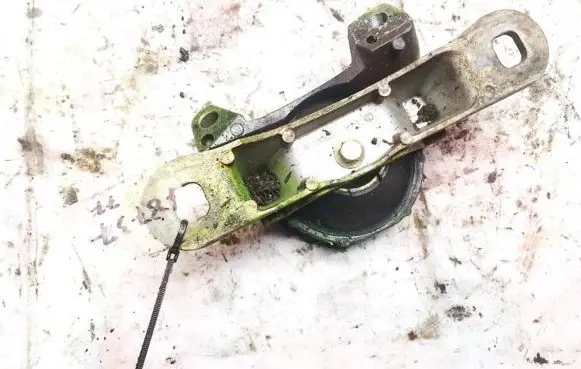 Volvo V50 Engine mount bracket 307417