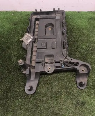Volkswagen PASSAT CC Battery tray 1K0915333