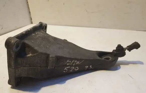 Engine mounting bracket