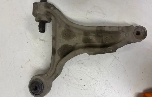Volvo XC70 Front lower control arm/wishbone 08646376 3989