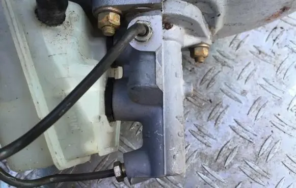 Mercedes-Benz E W124 Master brake cylinder