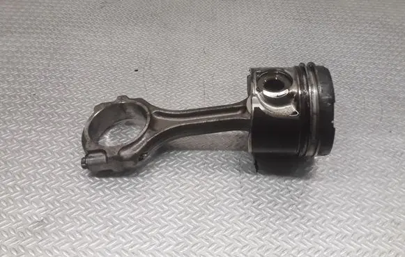 Mitsubishi Outlander Piston with connecting rod 