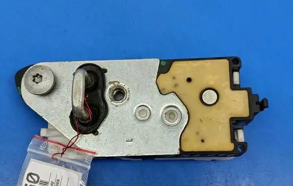 Peugeot 1007 Front door lock 9660027980