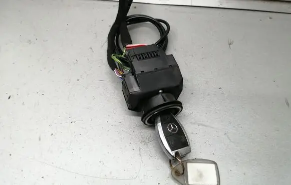 Mercedes-Benz E W210 Ignition lock 2105450208