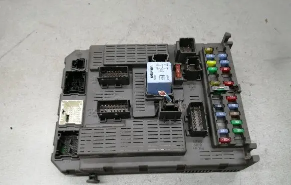 Peugeot 807 Fuse module 1400310480