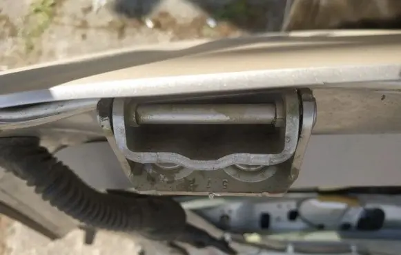 Subaru Legacy Tailgate/trunk/boot hinge
