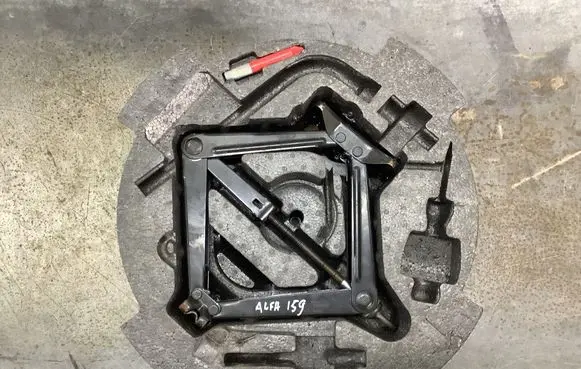 Alfa Romeo 159 Tool set 