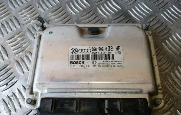 Volkswagen Golf IV Engine control unit/module 06A906032HF 0261207447
