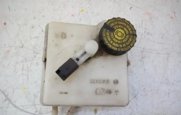 Citroen Xsara Picasso Brake fluid reservoir 