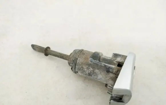 Volkswagen Lupo Front door lock (next to the handle) 3b0817167