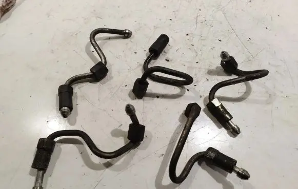 Fuel injector supply line/pipe