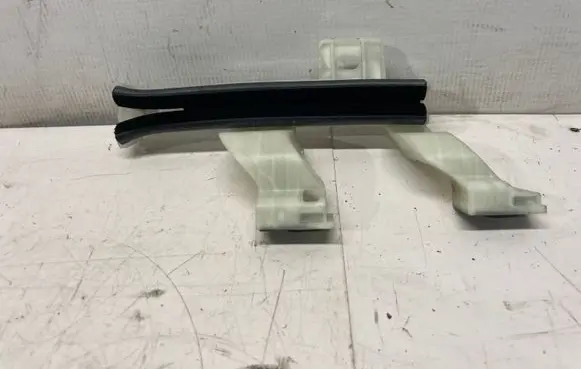 Opel Grandland X Front door windshield rail 9821863780
