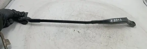 Volkswagen PASSAT B5.5 Front wiper blade arm