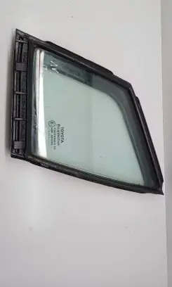 Toyota Avensis T270 Front door vent window glass four-door 43R001605