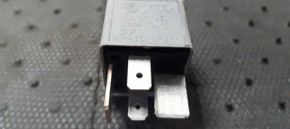 Volkswagen PASSAT B5 Other relay 8D0951253 V23134-J52-X300