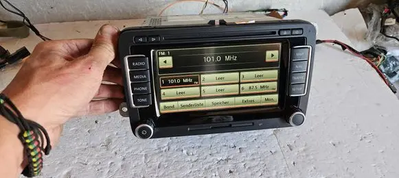 Radio/CD/DVD/GPS head unit