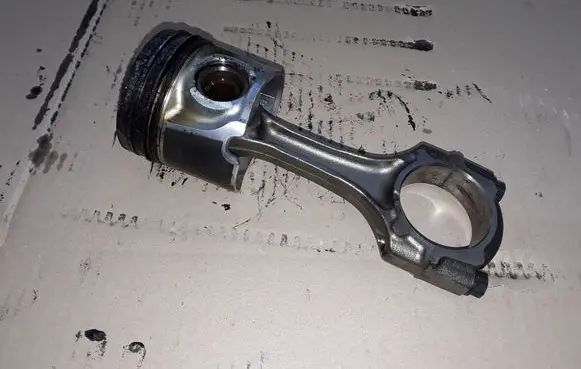 Toyota Avensis T220 Piston with connecting rod 82L73 M081