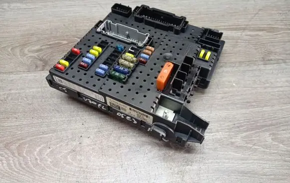 Volvo V70 Fuse module 30728512