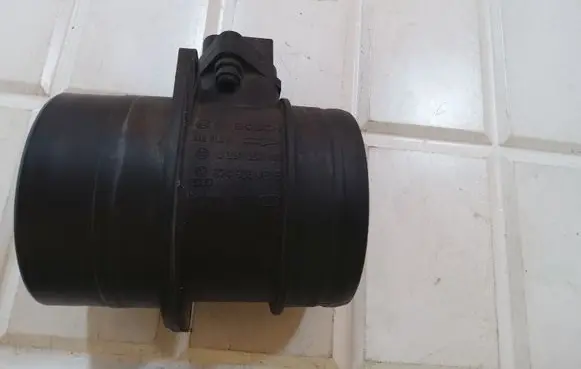 Volkswagen Golf V Mass air flow meter 0281002461 074906461B