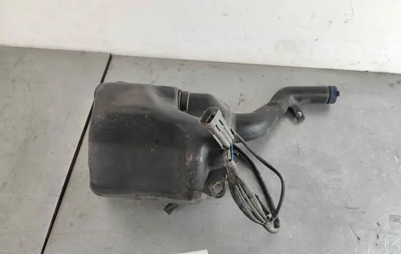 Maserati Quattroporte Windshield washer fluid reservoir/tank 980139432