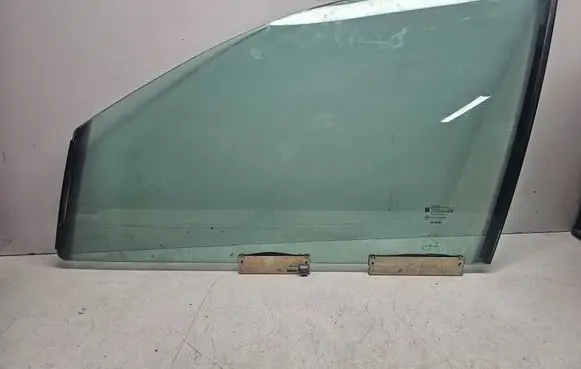 Opel Omega B2 Front door window glass four-door