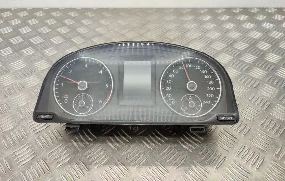 Volkswagen Caddy Speedometer (instrument cluster) 2K0920876A