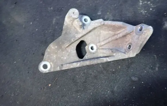 Nissan Murano Z51 Engine mounting bracket