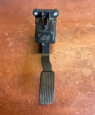 Accelerator throttle pedal