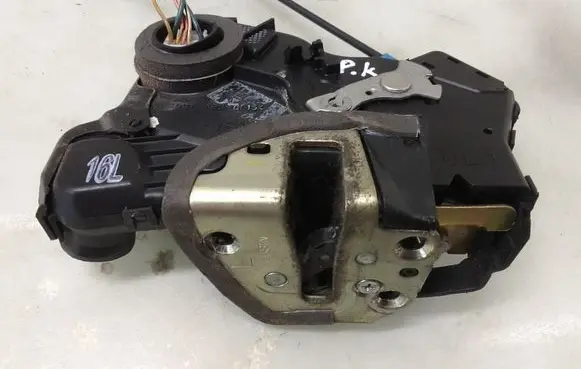 Toyota Corolla Verso E121 Front door lock