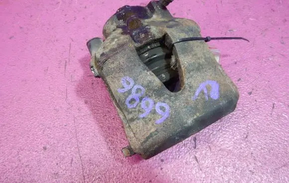 Volkswagen Jetta V Front brake caliper