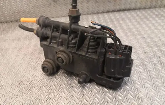 Land Rover Range Rover Sport L320 Air suspension control unit module (rear) RVH000095