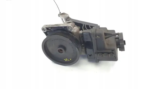 Mercedes-Benz E W212 Power steering pump A0064664701