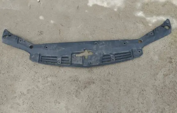 Engine bonnet/hood lock trim molding