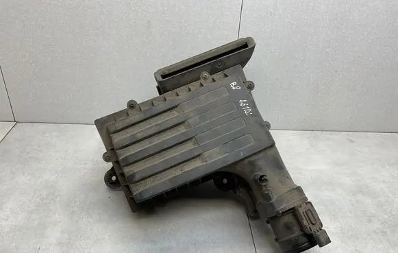 Volkswagen PASSAT B8 Air filter box 5Q0129607AE