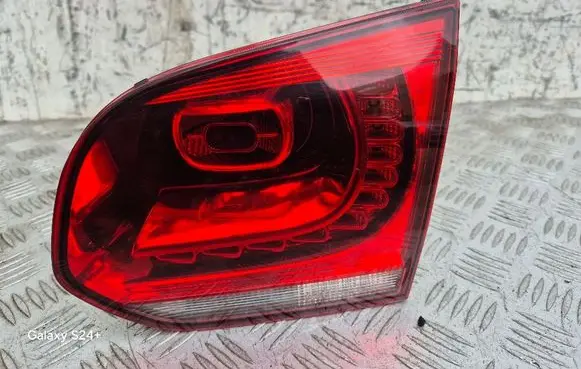 Tailgate rear/tail lights