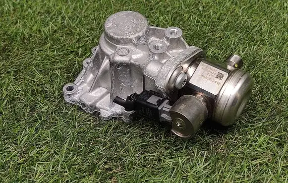 Mercedes-Benz E W212 Fuel injection high pressure pump 0261520218 2009589453