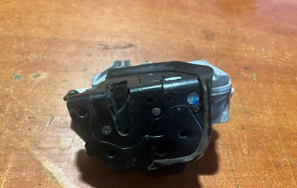Audi A4 S4 B7 8E 8H Front door lock 8E2837016AA