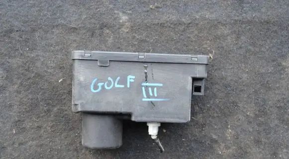 Volkswagen Golf III Central locking vacuum pump 1H0962257G