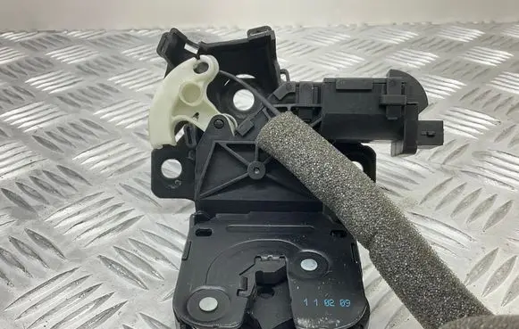 Audi TT TTS Mk2 Tailgate/trunk/boot lock/catch/latch 8P4827505C