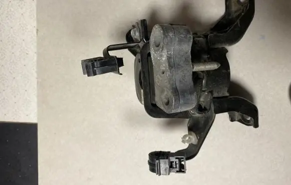 Toyota Avensis T270 Engine mount bracket