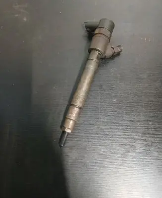 Volvo V70 Fuel injector 30777526