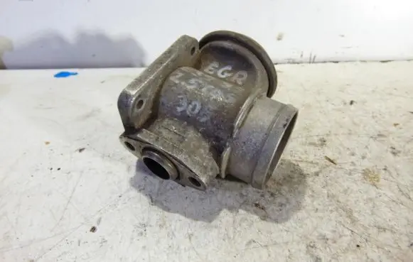 BMW 5 E39 EGR valve 2248139