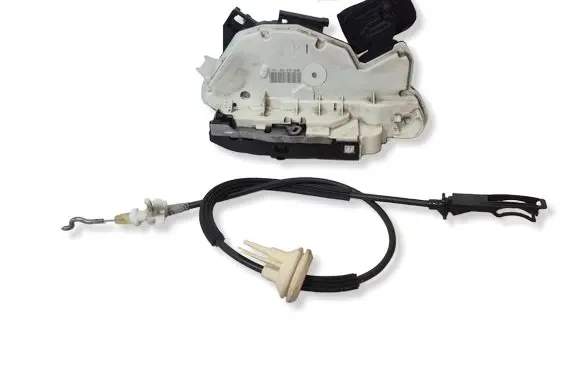Volkswagen Golf VI Front door lock 5K1837015B
