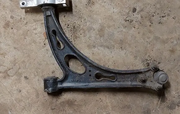 Volkswagen Touran I Front lower control arm/wishbone 1K040753G