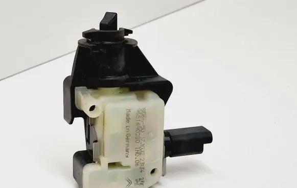 Fuel tank cap lock motor