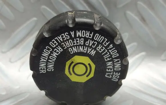 Opel Meriva B Brake fluid reservoir filler cap with level sensor