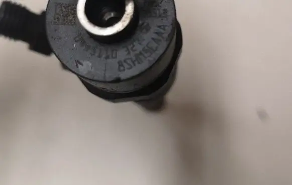 Opel Insignia A Fuel injector 0445110327