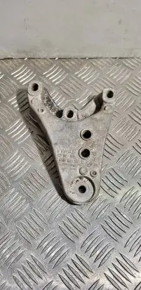 Volkswagen Polo III 6N 6N2 6NF Engine mounting bracket 6Q0199185D
